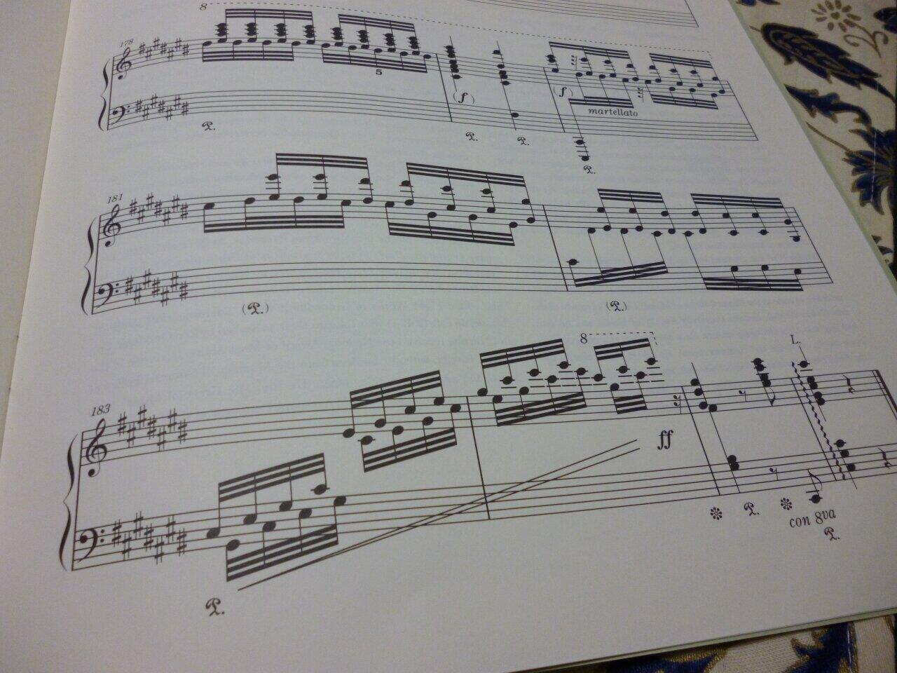 演奏会用アレグロの楽譜、冒頭と結末部分。両方とも派手なパッセージとなっており、演奏効果抜群だが、楽譜から分かる通り、超絶技巧は要求されていない。グラナドスの熟練の作曲術が分かる曲である