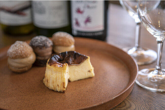 バスクチーズケーキとワイン付き　大阪のホテルで「アニバーサリープラン」