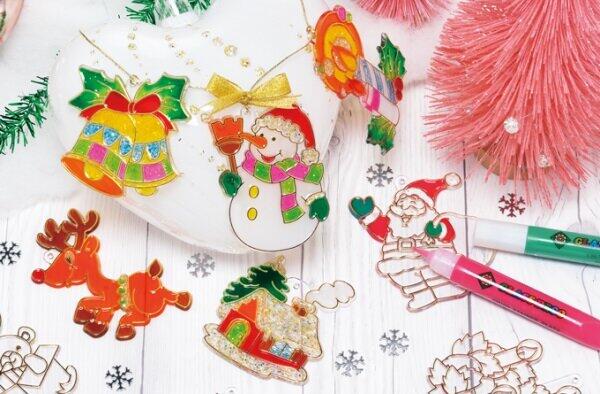 ステンドグラスのように光を通す、クリアでカラフルなオーナメントが完成