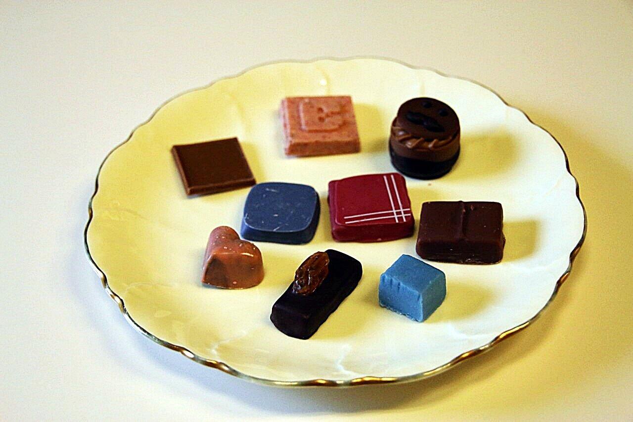 ピンクのタブレットはタスマニア　コールリバーファームのベリーココナツチョコ、バンクーバー　ココナマのミント、フランス　ロワのソルトキャラメル、青いチョコレート、ケルノン　ダルドワーズといずれもみりさんのおすすめチョコレート
