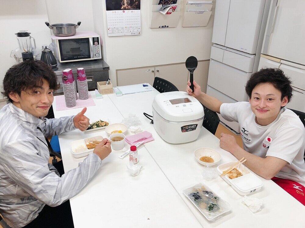 体操クラブでの食事の風景