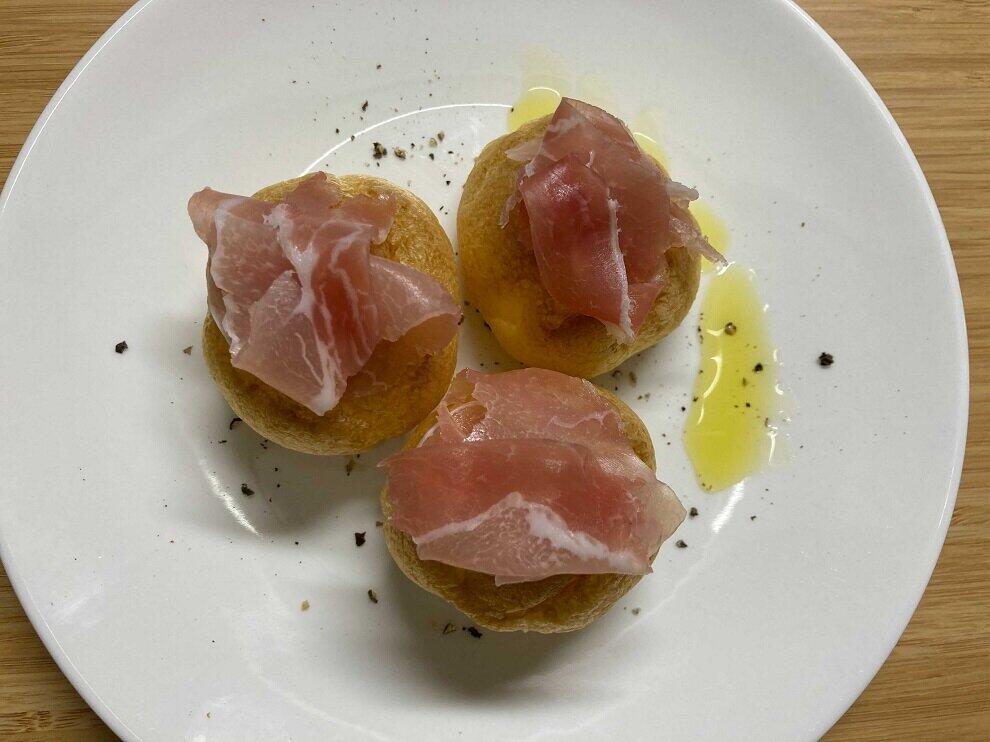 「生ハムプチシュー」。意外な取り合わせだが...