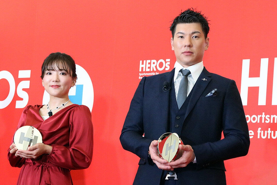 社会貢献活動が評価され、表彰される有村選手。右は同じく表彰式に出席した、日本プロ野球選手会会長でプロ野球・巨人の炭谷銀仁朗捕手