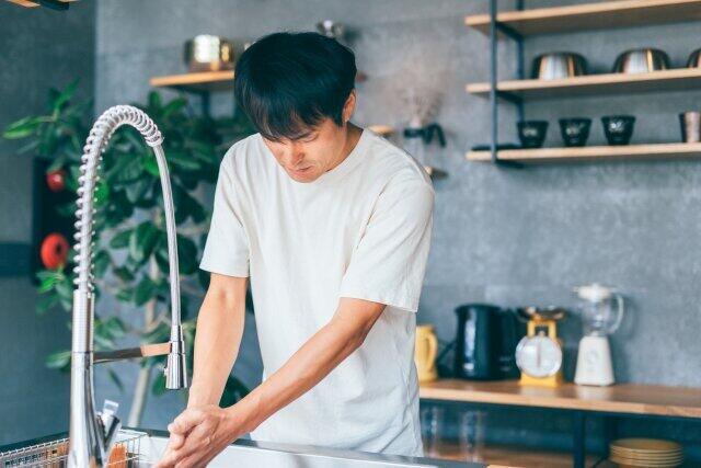 手洗い後ペーパータオル節約する妙案　たった3ステップで水滴が飛び散りにくく