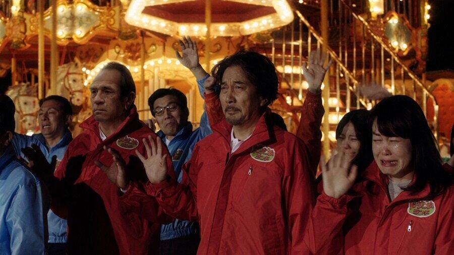 閉園セレモニーで遊園地との別れを惜しむ