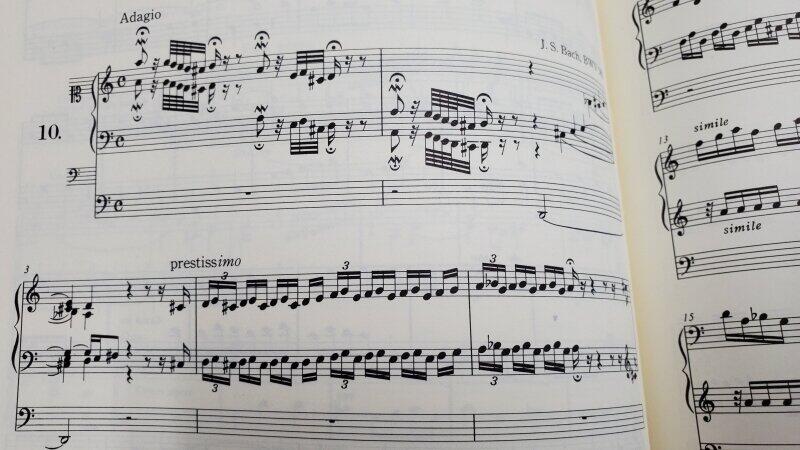 実は生前には印刷譜がほとんど出版されていないJ.S.バッハの有名曲「トッカータとフーガ」の現代の印刷楽譜