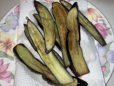 揚げたナスはそのままでもおいしそう