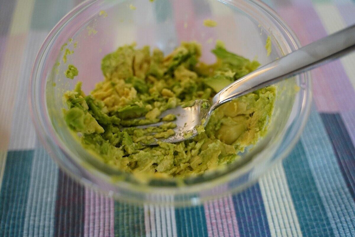 アボカドをつぶしてペースト状に（長瀬さん撮影）