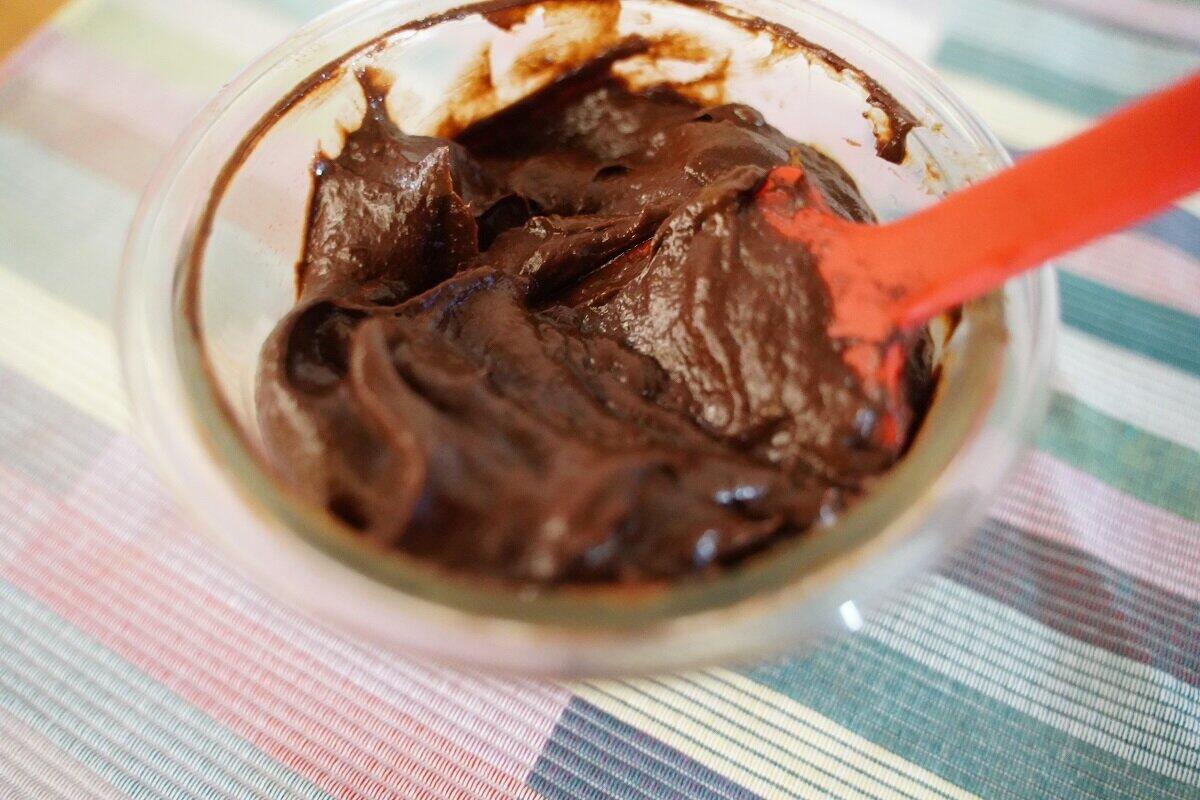 ココアパウダーとメープルシロップを入れて混ぜる（長瀬さん撮影）