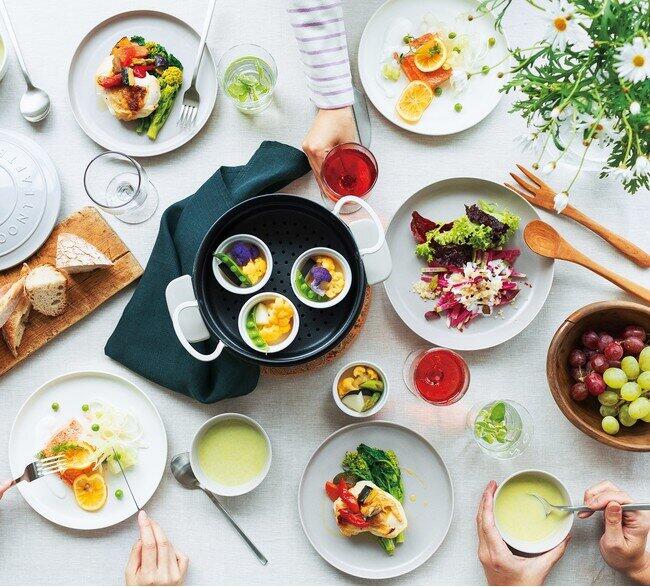 アフタヌーンティー・リビング　落ち着いたカラーのテーブルウエア