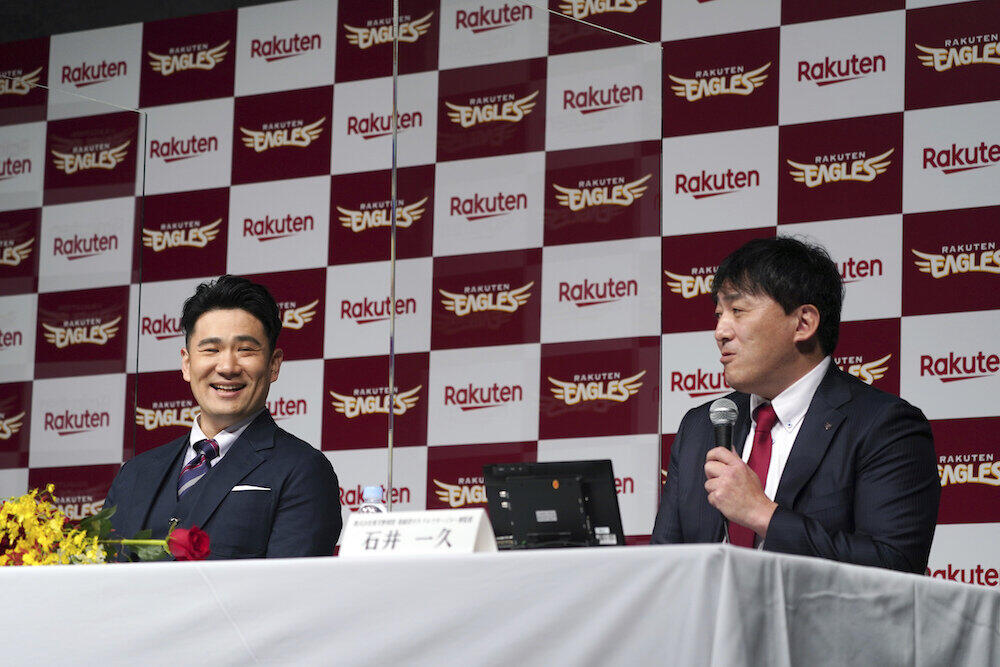 田中将大投手（左）の楽天入団会見に出席した石井一久監督（写真：AP／アフロ）