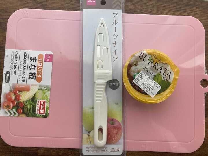 まな板やフルーツナイフ、ブラータチーズも