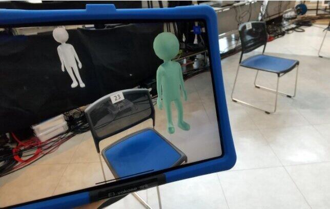 専用端末にはオンライン参加者のアバターが映る