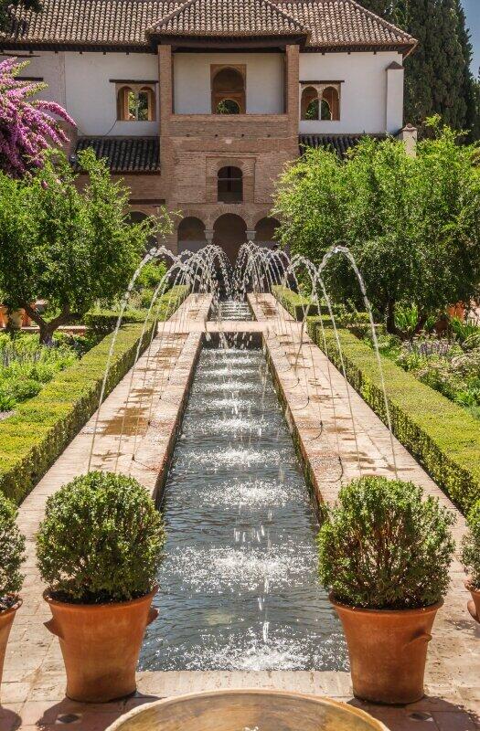グラナダの世界遺産アルハンブラ宮殿の離宮、ヘネラリーフェの情景。噴水が印象的