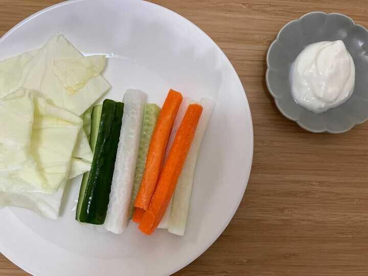 野菜に付けてもおいしい「水切り塩ヨーグルト」