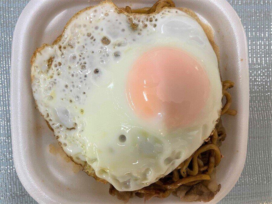 目玉焼き乗せたらさらにおいしい