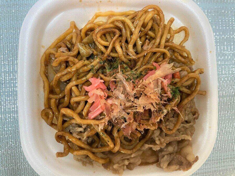 すき家「やきそば牛丼」の背徳感　「ダブル炭水化物」にちょっとアレンジ