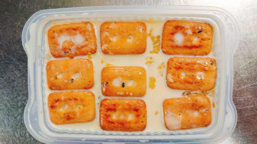 記者は小型の乾パンを使用