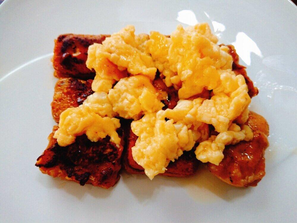 一緒に加熱した卵液をトッピング