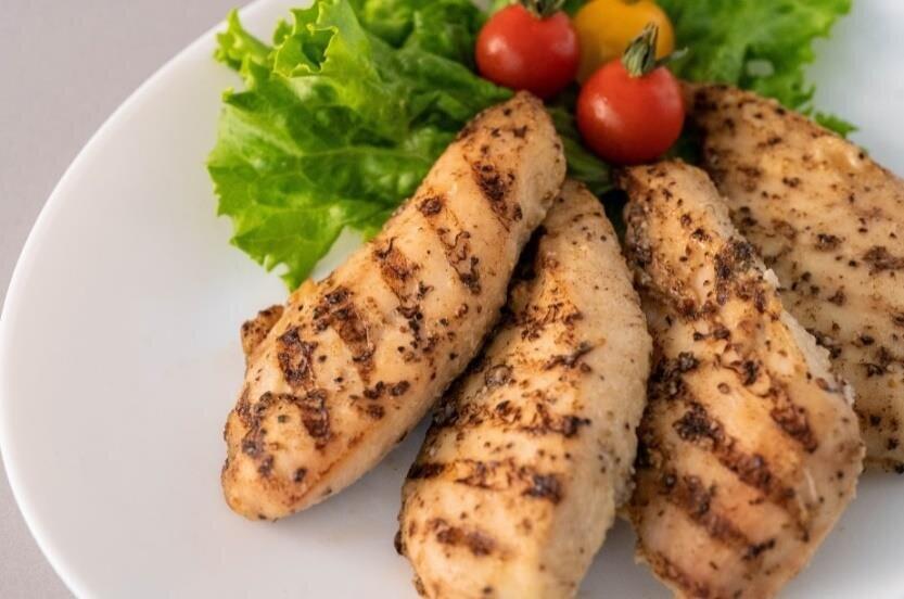 「温かいチキンが食べたい」の声を受け　ファミリーマート「グリルサラダチキン」