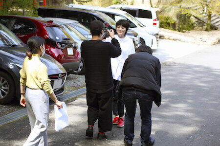 笑顔で撮影に臨む本上さん