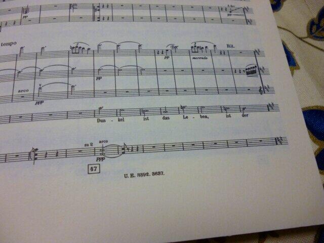 生もまた暗し、死もまた暗し。のフレーズには原典の漢詩には存在しない一節だが、第1楽章を締めるキーフレーズだ