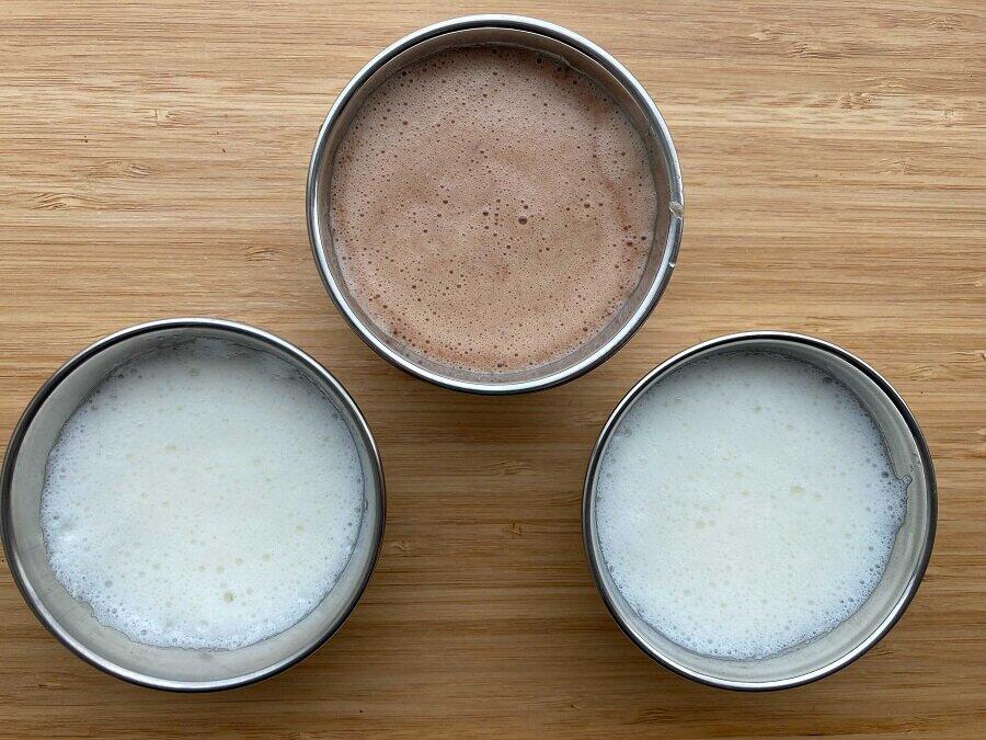 溶かしたマシュマロを型に流し込む