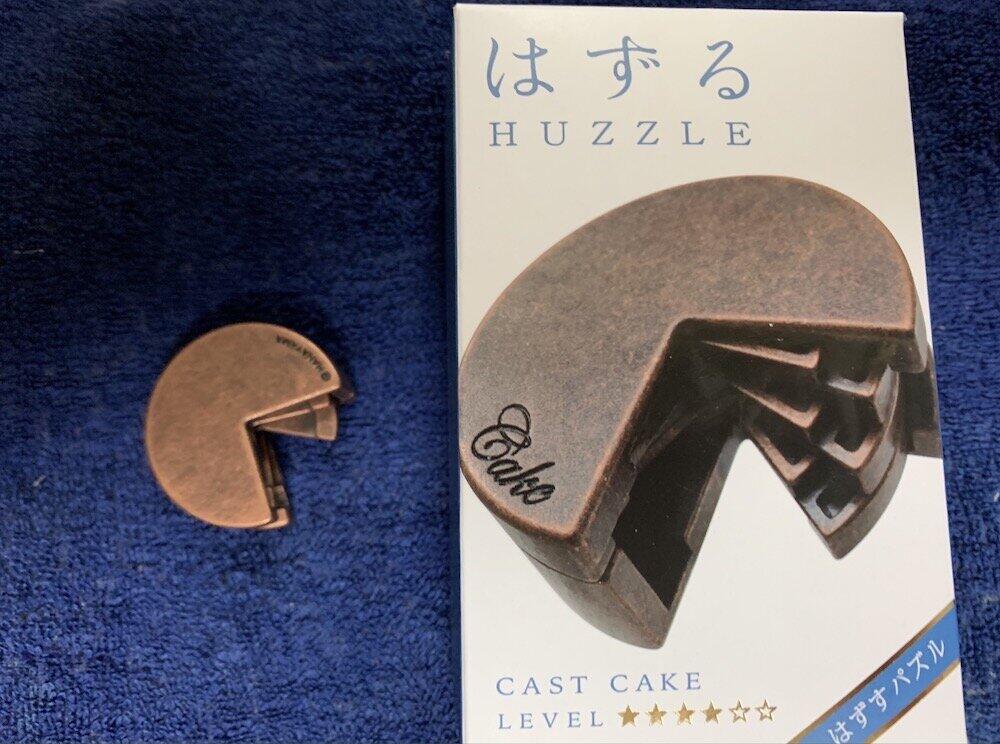 箱の中に3枚のピースが入ったキャストケーキ