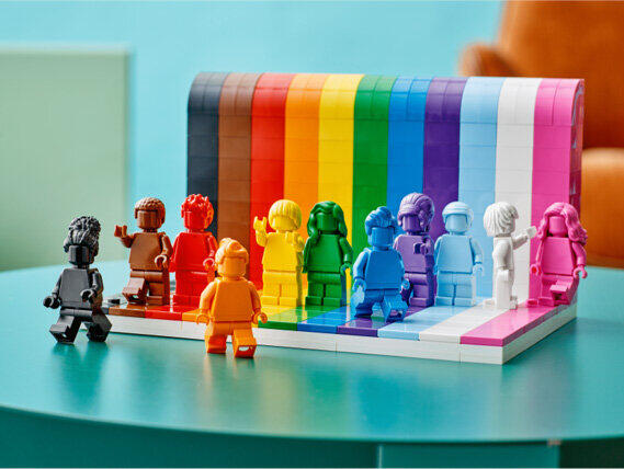 「LGBTQIA+」の象徴　「レインボーフラッグ」モチーフのレゴセット