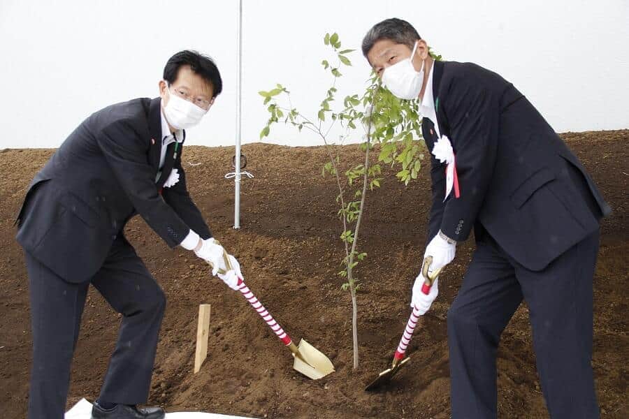 千葉章・宮城県東京事務所長（右）