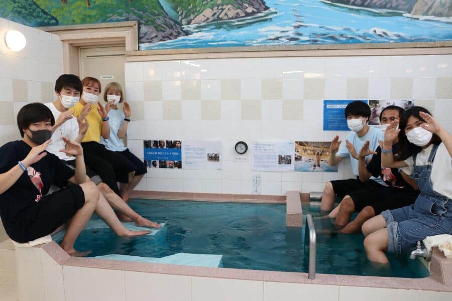 老舗銭湯で「難民問題」に触れる　東京・高円寺の「小杉湯」で「UNHCRブルーの湯」