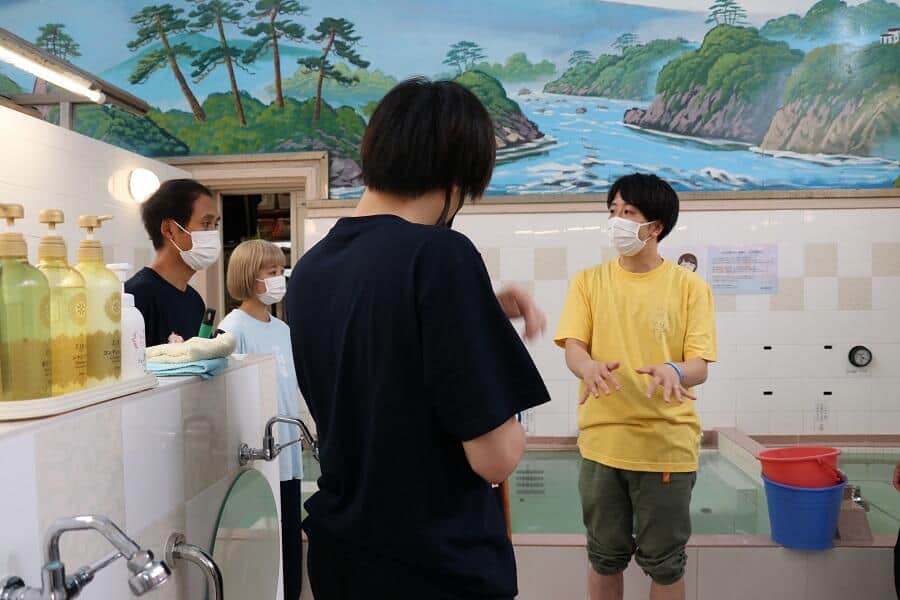 当主の平松佑介さん（右）から説明を受ける