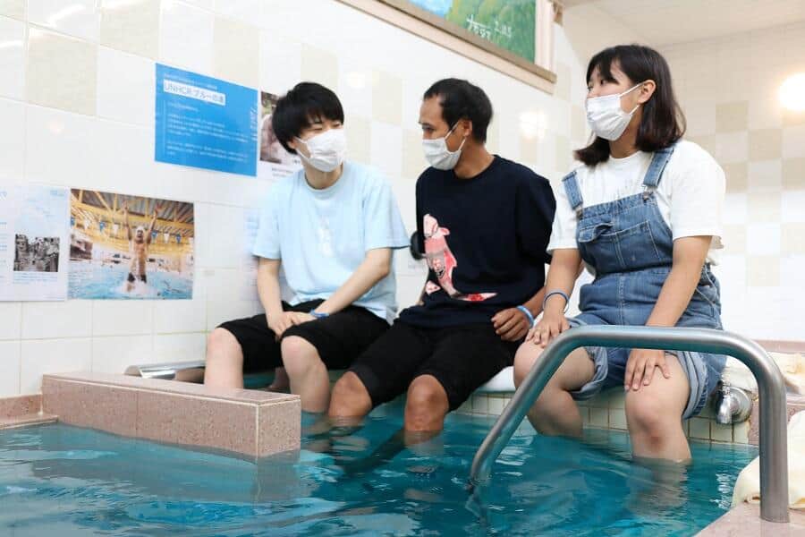 足湯として浸かり、談笑する学生たち