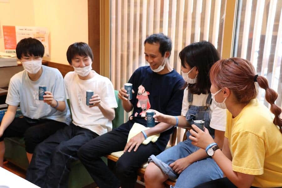 足湯の後にはドリンク片手に楽しく交流を図った