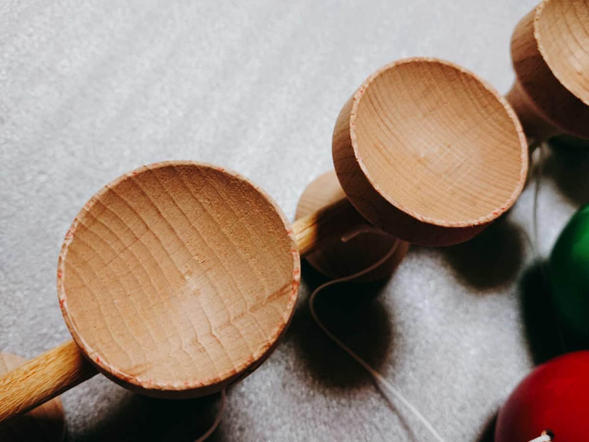 度重なる練習の結果、皿の縁に玉が何度もぶつかって色が移ってしまった 