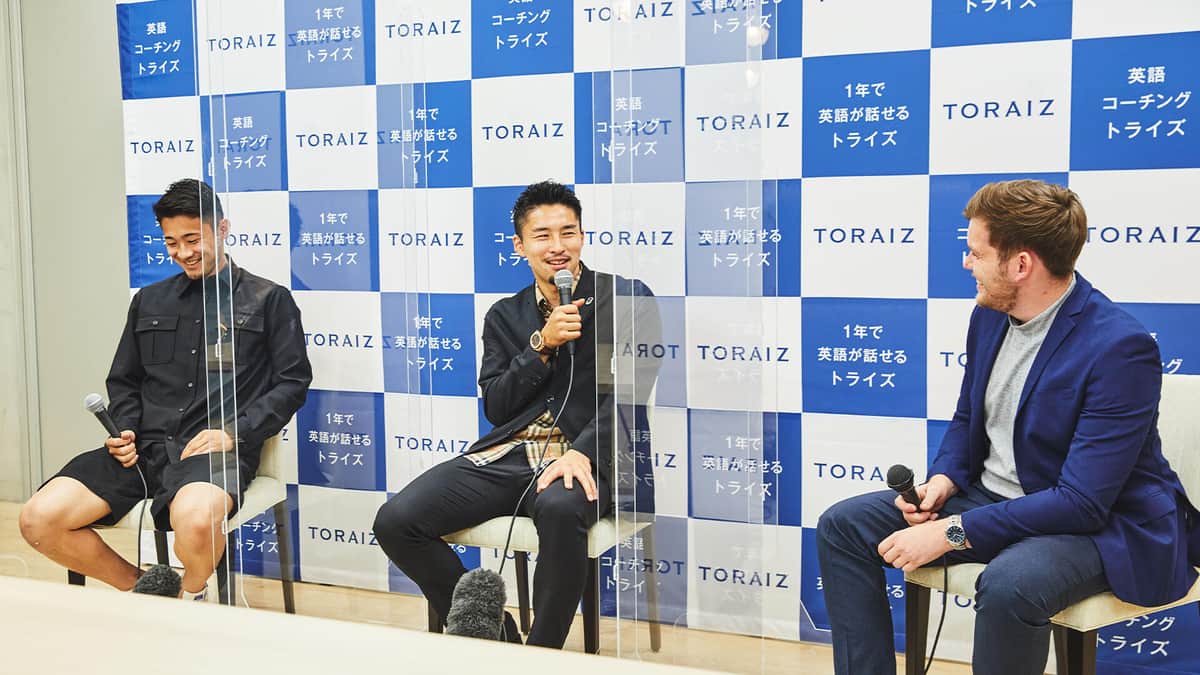 講師との会話に英語で応じる中山選手と菅原選手