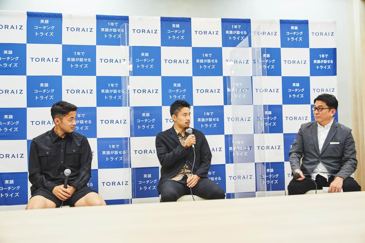 トライオン・三木雄信社長（写真右）からの質問に答える中山選手