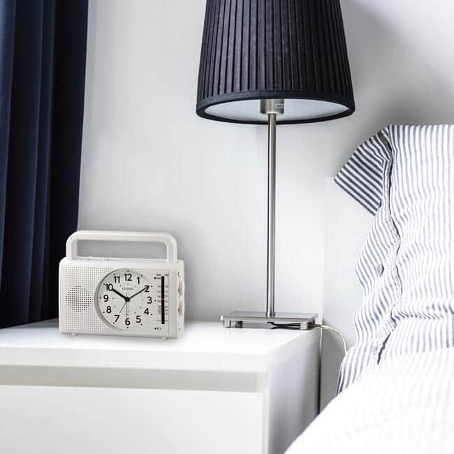 普段使いもしやすい多機能型防災クロック　スマホに充電できる