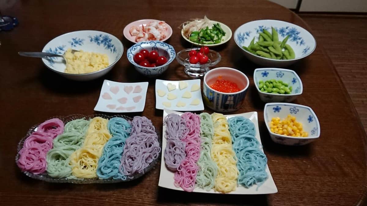 5色のカラフルな「KAWAIIそうめん」　インスタ映えする「パフェ」つくってみた