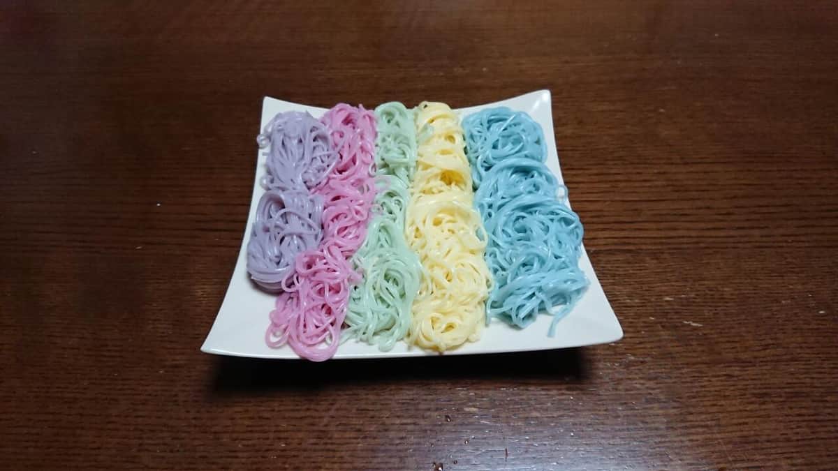 そうめんは1輪ごと分けて1分30秒～2分ほど熱湯で茹でる。冷水で冷やし、水を切りながら指でくるっとまるめる。あとは層になるようにそうめんと具材を交互にコップに詰めていく。