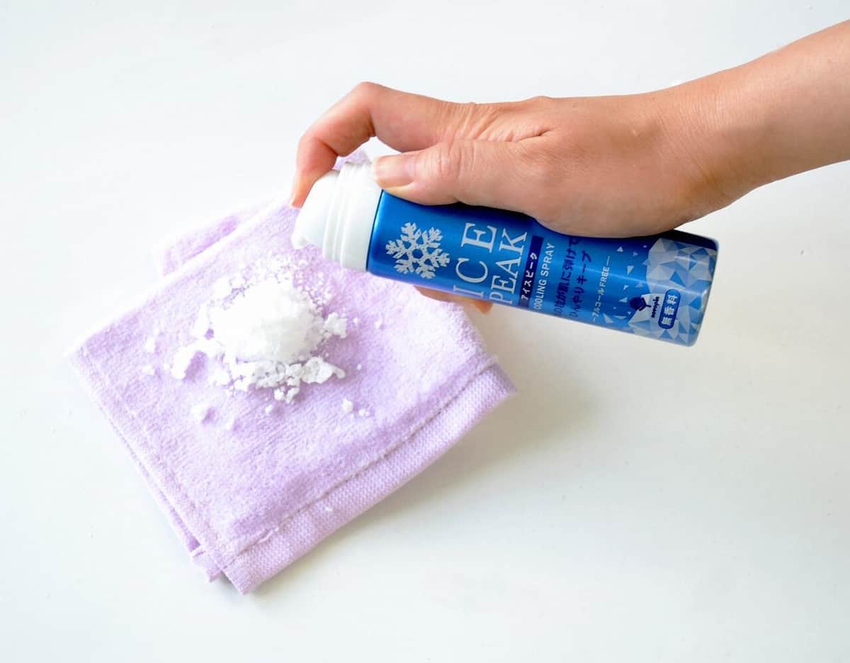 肌やハンカチにかけてひんやり　氷の粒の冷却スプレー「アイスピーク」