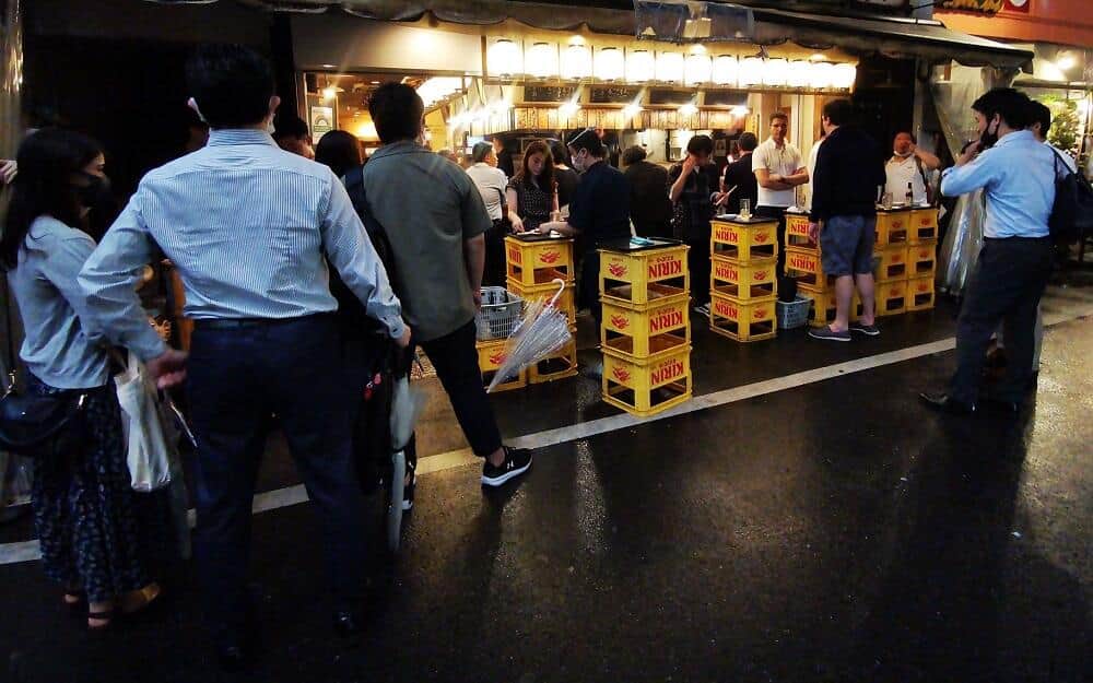 渋谷、新宿に酔客が夜中まであふれる　緊急事態宣言直前、酒求め路上で立ち飲み