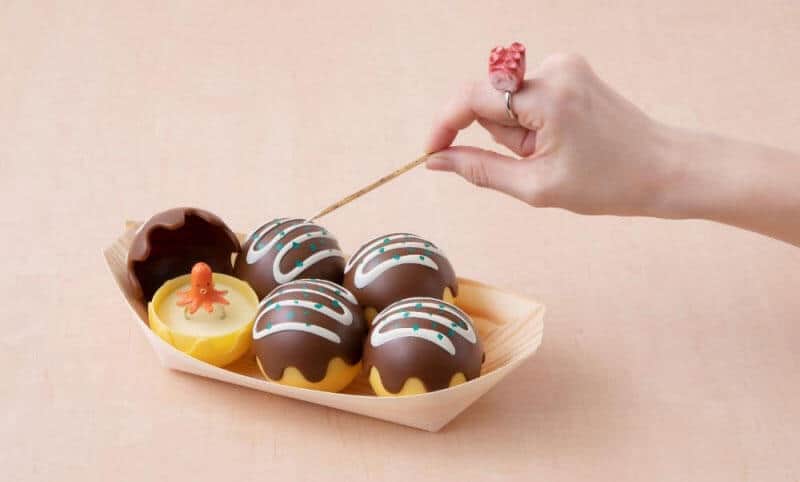 バンダイのカプセルトイ　指輪が「たこ焼き」型ケースに