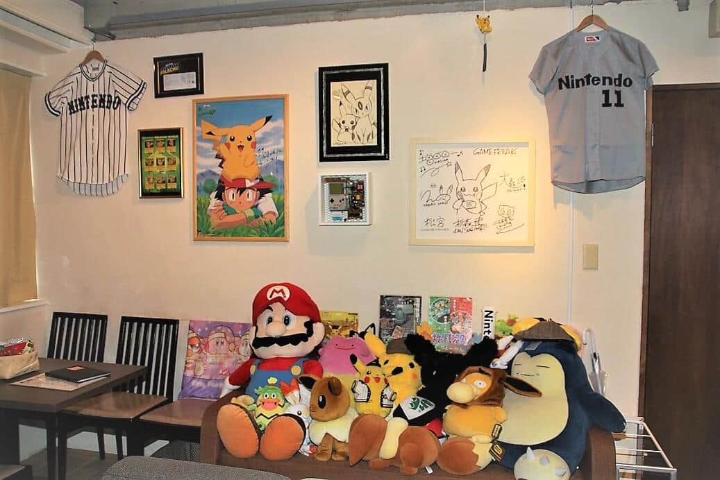 「ポケットモンスター」で数々のキャラクターデザインを担当しているゲームクリエイター・イラストレーターの杉森建さんらによるサインが飾られている