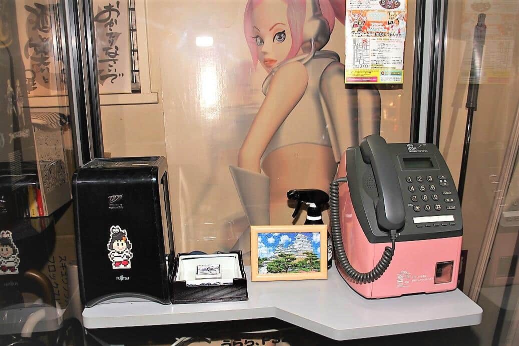 店内は禁煙なので、喫煙は「電話ボックス」内で