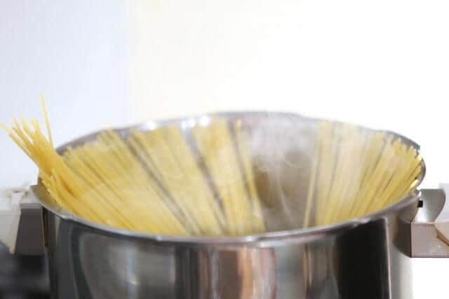 パスタ「折ってゆでる」あり？なし？