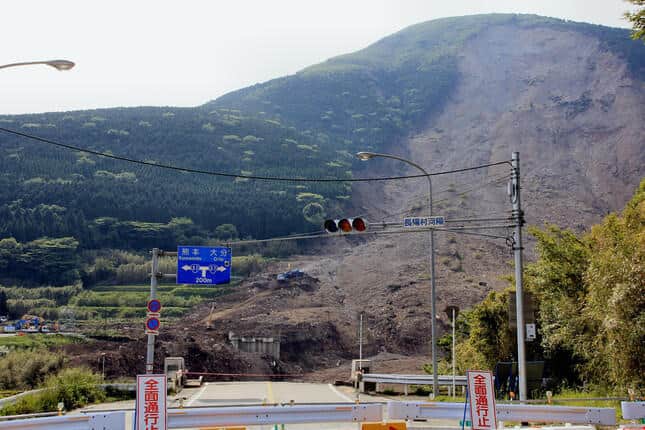 2016年4月の熊本地震による、南阿蘇村・阿蘇大橋の崩落現場。当時、熊本市につながる国道57号への道が寸断された（2016年5月、編集部撮影）