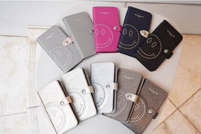 熟練の職人が仕立てる「日本製 スマイル スマホケース」　注文受けてから手作業で