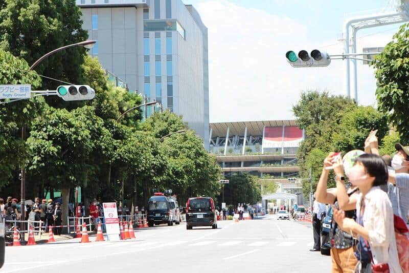 多くの人が集まり、写真を収めていたという