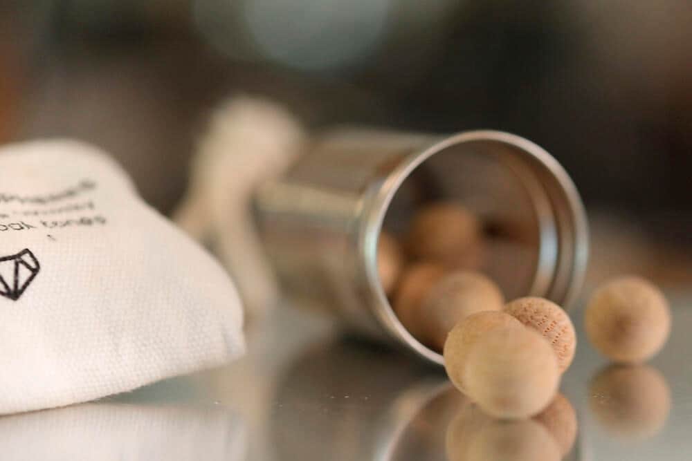 「WET デキャンタ」にはホワイトオーク球も付属　ウイスキーなどの味わいに深みが出る 